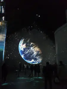 Annelies 02 Kijken naar de aarde in de Westergasfabriek